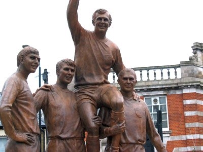 statue of football players